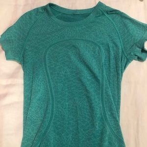 Lululemon Swiftly Tech Short Sleeve in Size 8
